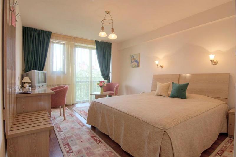 Room #3998721 image 2