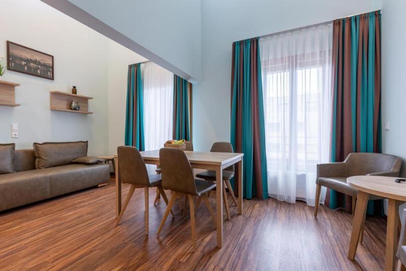 Room #458114216 image 1