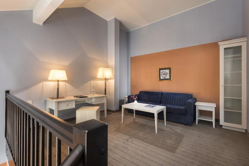 Room #6688021 image 3