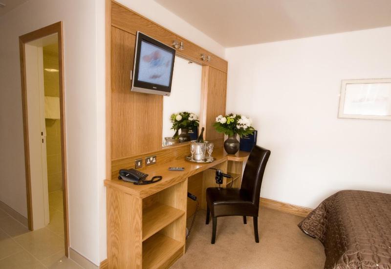 Blooms Hotel - image 9