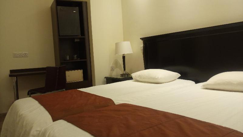 Room #2390839 image 3