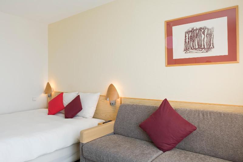 Executive Room With 1 Queen Bed & Sofa image 4