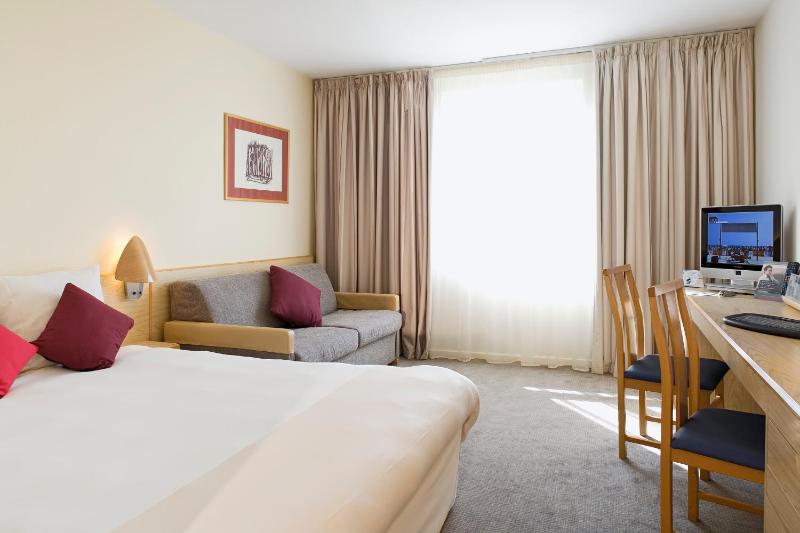 Executive Queen Room with Sofa image 4