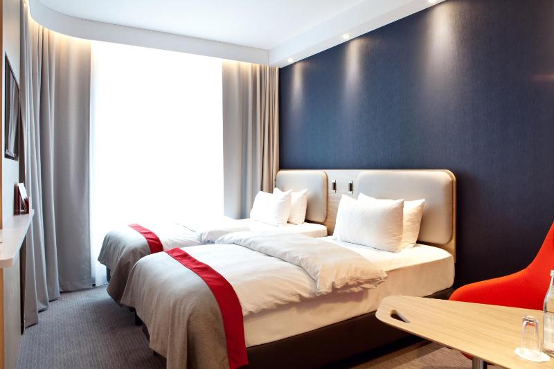 Standard Twin Room image 1