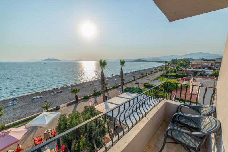 Double Room with Sea View image 1