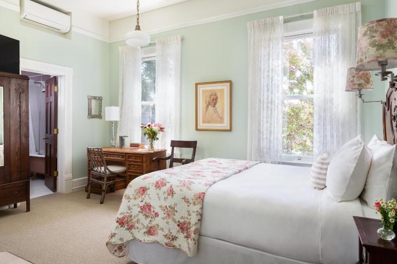 Queen Room image 4