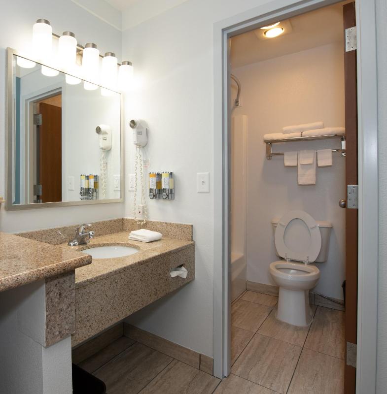 Queen Room - Non-Smoking image 2