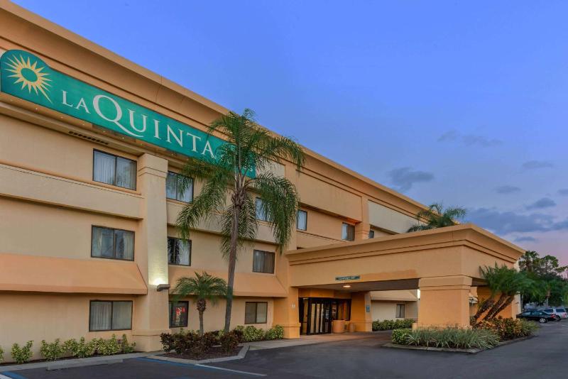 La Quinta Inn & Suites by Wyndham Tampa/Brandon West - image 14