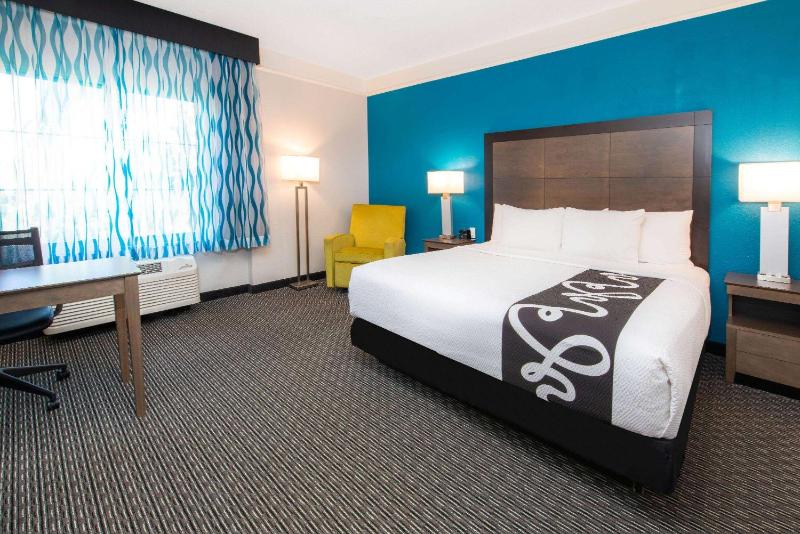 Deluxe King Room image 3