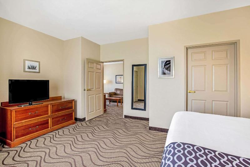 King Suite - Non-Smoking image 2