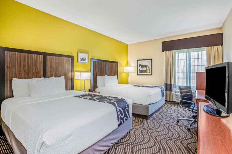 Queen Room with Two Queen Beds - Disability Access image 2