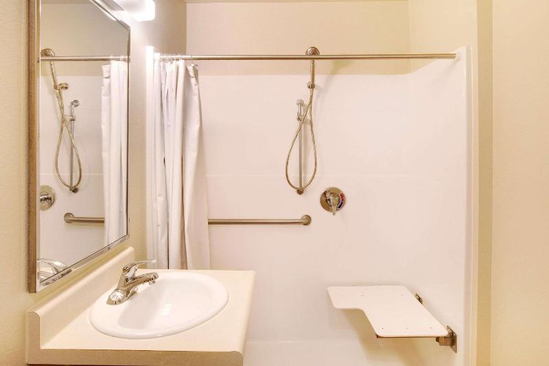 Queen Suite - Accessible/Smoking image 1