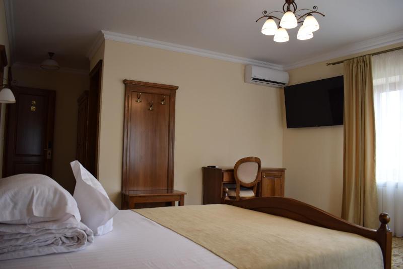 Deluxe Queen Room image 1