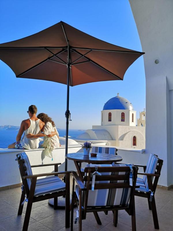 One-Bedroom Apartment with Private Terrace and Caldera View image 1