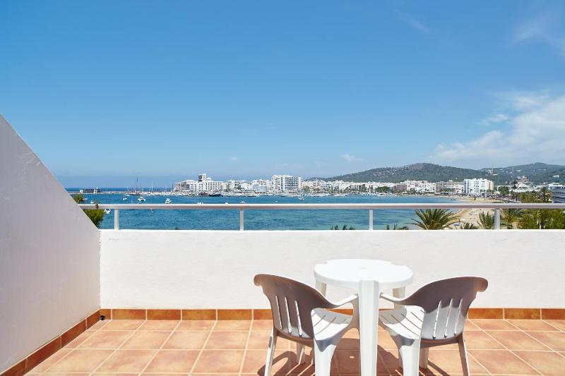 Twin Room with Sea View image 2