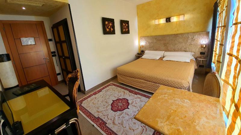 Double Room with Private Bathroom image 4