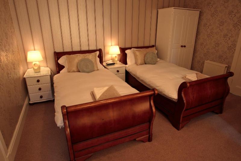 Twin Room image 4