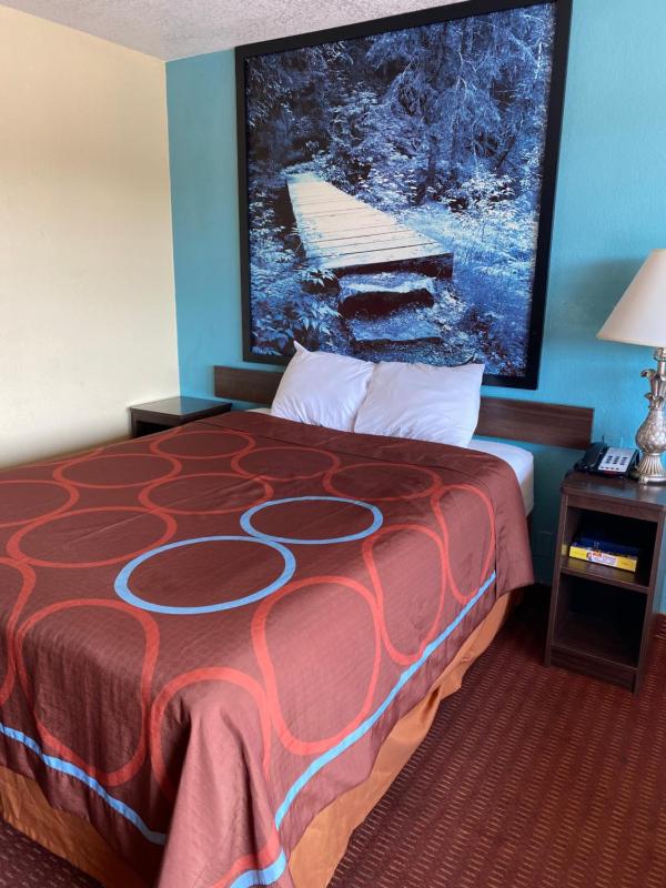 Queen Room - Non-Smoking image 3