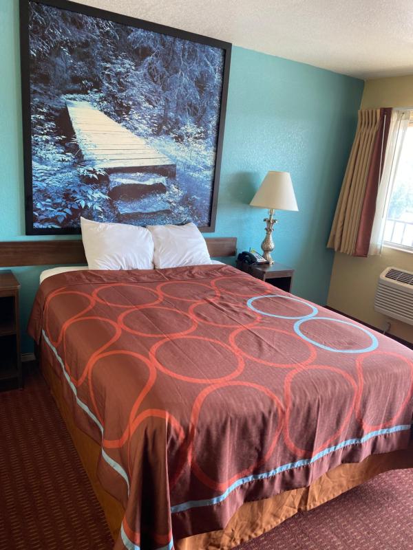 Queen Room - Non-Smoking image 2