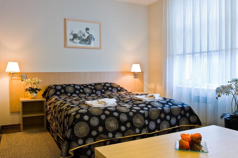 Double or Twin Room with Private Bathroom image 2