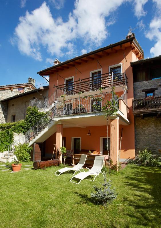 One-Bedroom Apartment image 4