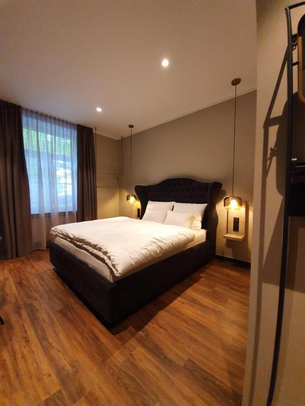 Queen Room image 4