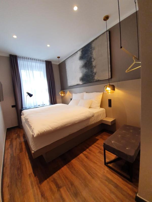 Queen Room image 3