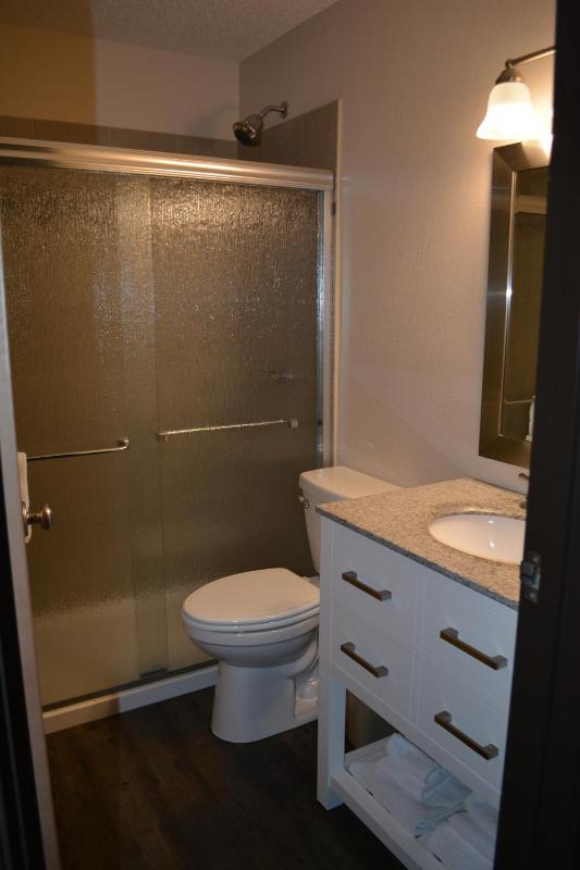 Queen Room - Non-Smoking image 3