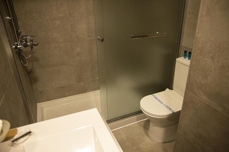 Twin Room with Balcony image 3