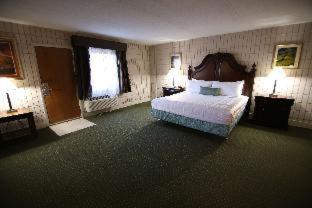 Queen Room with Two Queen Beds and Roll-In Shower - Mobility Accessible/Non-Smoking image 2