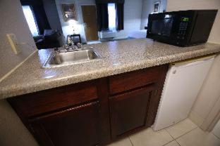Queen Room with Two Queen Beds and Roll-In Shower - Mobility Accessible/Non-Smoking image 3