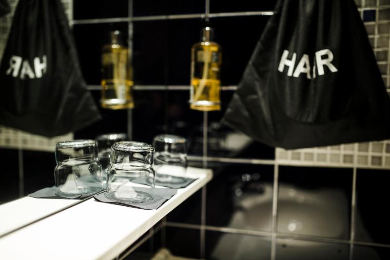 Standard Twin Room image 4