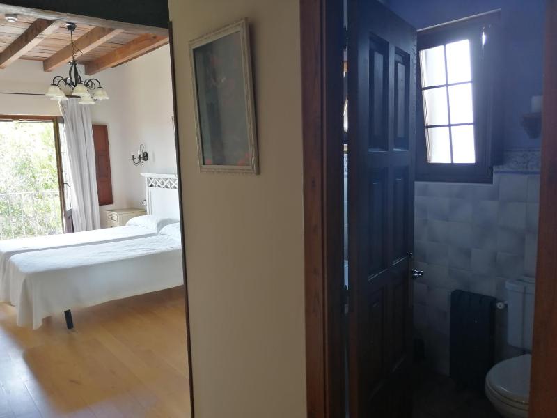 Double Room with Balcony image 2