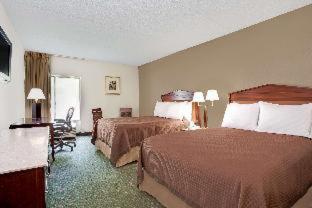 Queen Room with Two Queen Beds - Smoking image 1