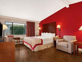 1 King Bed, Mobility Access Room, Stand Up Shower Only w/ Grab Bars, Non-Smoking image 2