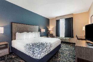 Standard Room with Two Queen Beds image 3