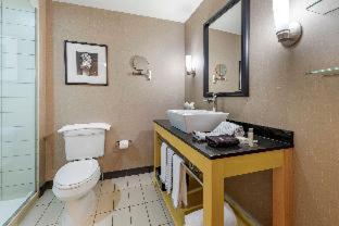 King Suite with Roll-In Shower - Mobility/Hearing Accessible - Non-Smoking image 3