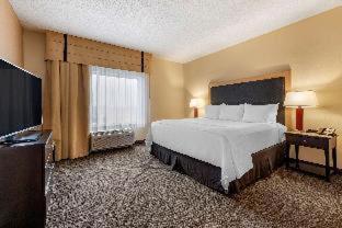 One King Bed One-Bedroom Accessible Corner Suite - Non-Smoking image 3