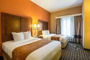 Queen Suite with Two Queen Beds and Sofabed - Non Smoking image 4