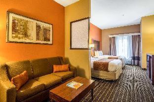 Queen Suite with Two Queen Beds and Sofabed - Non Smoking image 3
