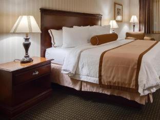 Queen Room with Roll-In Shower - Disability Access/Non-Smoking image 2