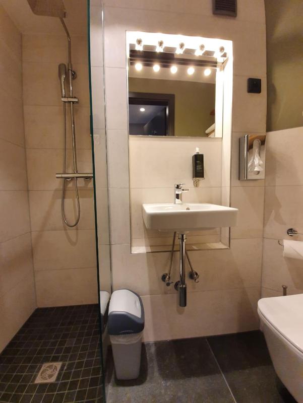 Queen Room image 2