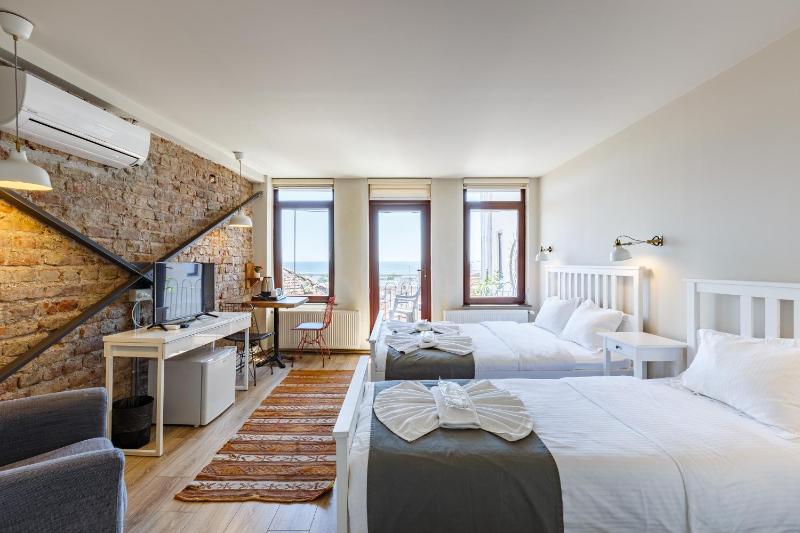 Triple Room with Sea View image 3
