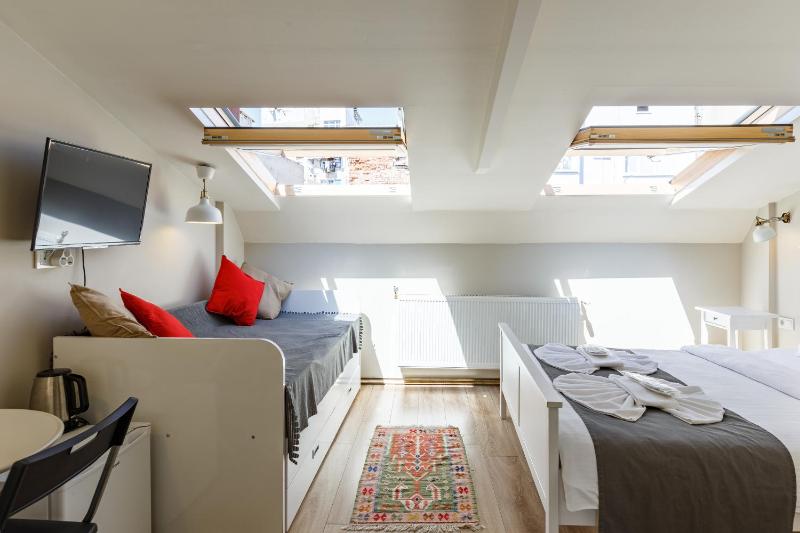 Economy Triple Room image 2