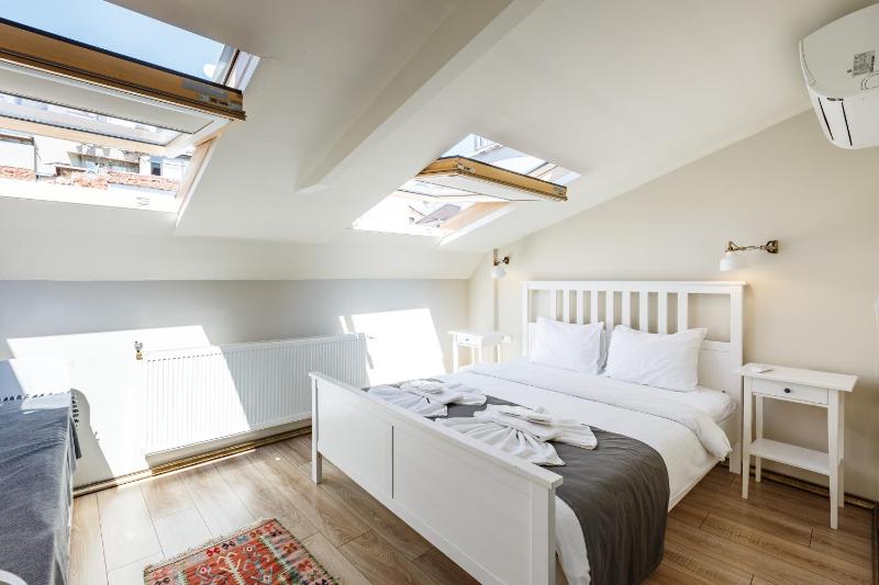 Economy Triple Room image 3