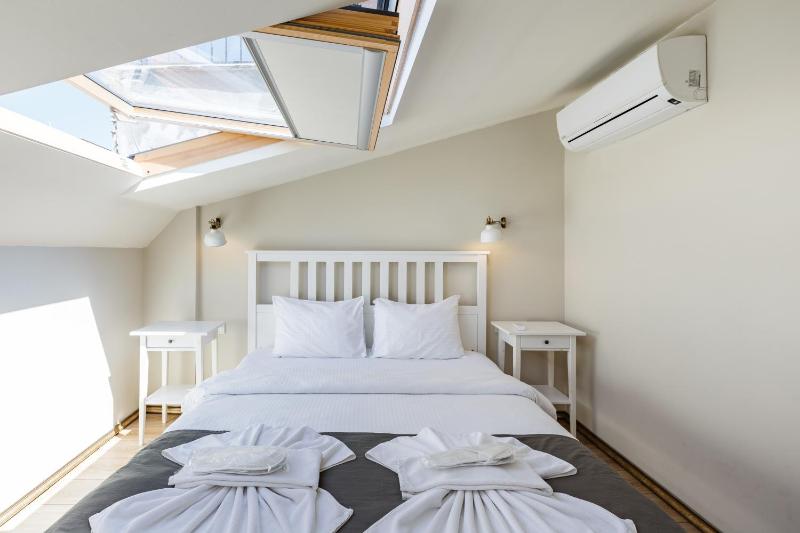 Economy Triple Room image 4