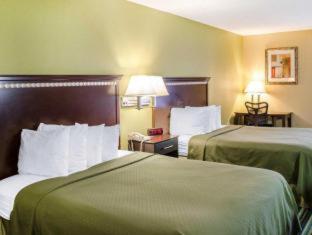Standard Queen Room with Two Queen Beds - Non Smoking  image 4