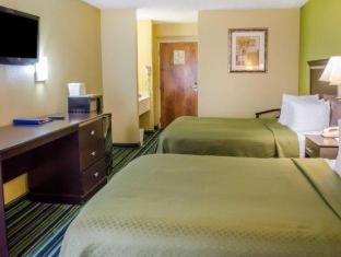 Standard Queen Room with Two Queen Beds - Non Smoking  image 3