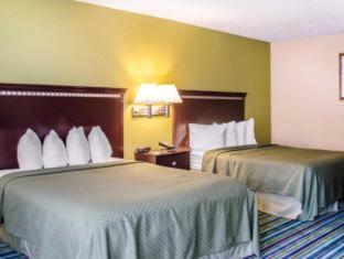 Standard Queen Room with Two Queen Beds - Non Smoking  image 2