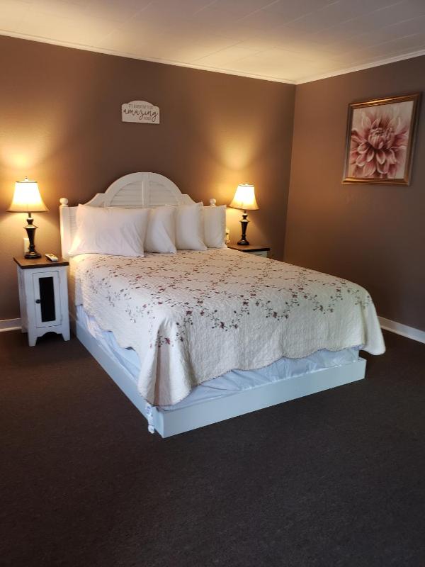 Queen Room image 2